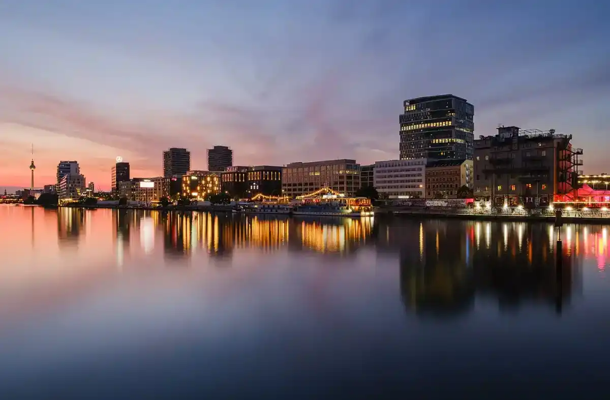 Klares Wasser & Stadtlicht – Transparenz