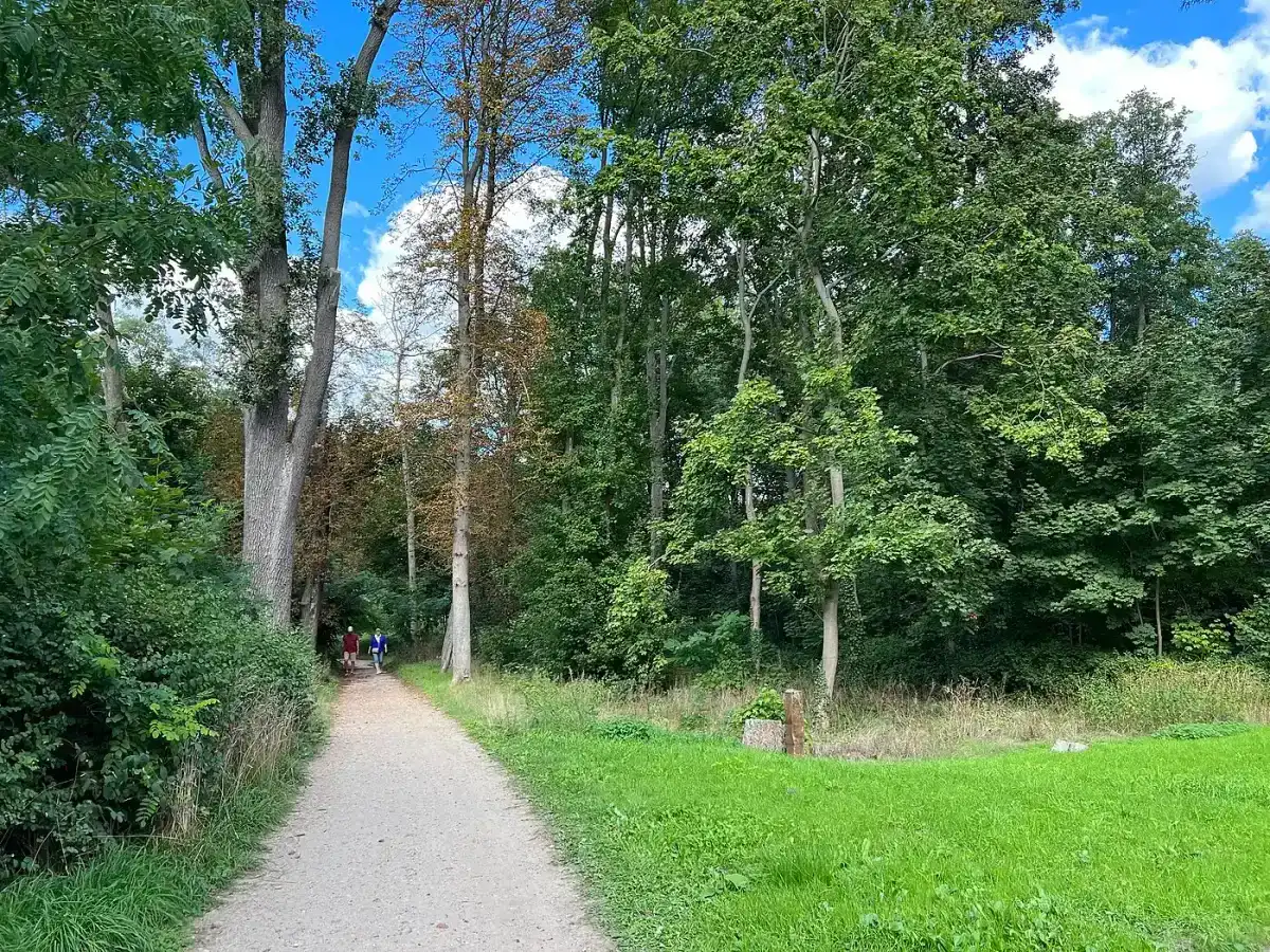 Altlandsberger Park – breite Wege